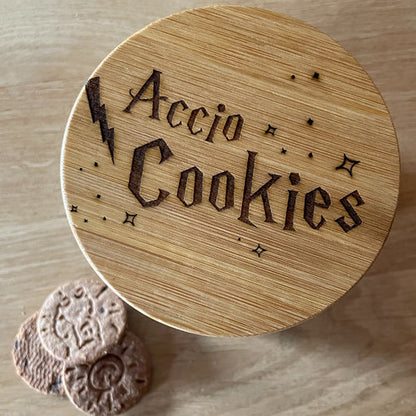 "ACCIO Cookies" // Aufbewahrungsdose Groß // Keksdose // Zauberspruch // grau mit Bambus Holzdeckel